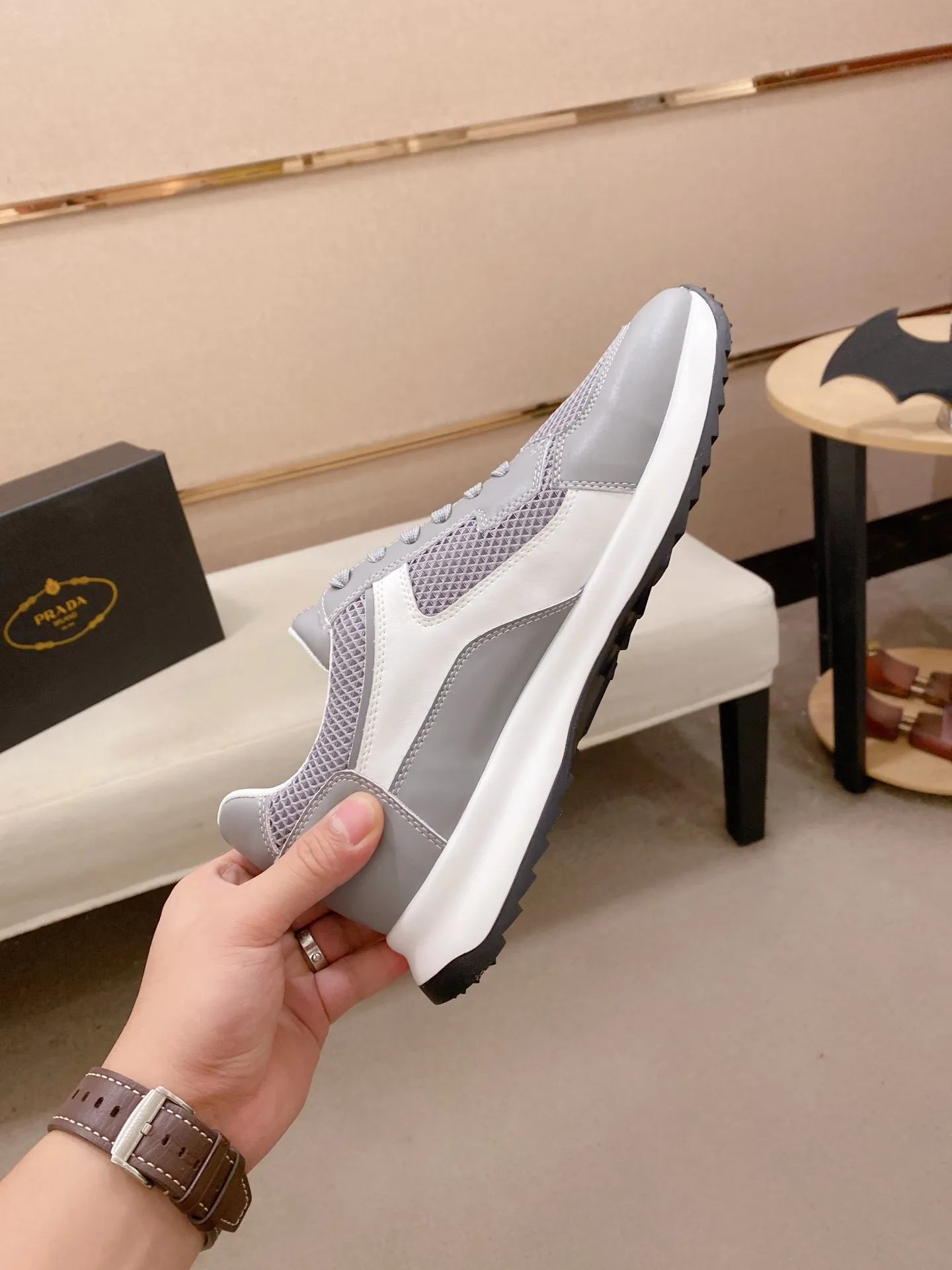 Factory price 462💰 The new PRADA (Prada) counters are launched simultaneously, new men's shoes, 😘fabrics are selected from cowhide. Lining: Mesh lining. 👍🏿 High-end ☄️ air-cushion molded anti-slip rubber outsole, exquisite lines, simple and elegant, comfortable and high-end for leisure travel. Number of yards: 38 to 44. Can be ordered for 45 non-refundable